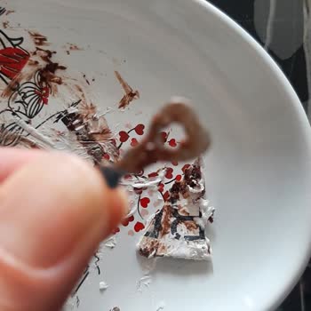 Furkan Baysak Pastaneleri Pastadan Çıkan Eşya
