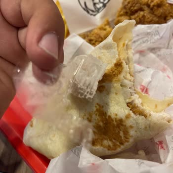 KFC Yemeğin İçinden Plastik Ambalaj Çıktı