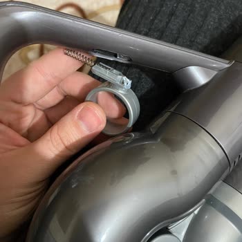 Dyson Süpürgenin Parçaları Kırılmaya Başladı