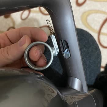 Dyson Süpürgenin Parçaları Kırılmaya Başladı