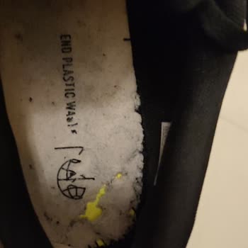 adidas Tabanı Parçalanmaya Başladı