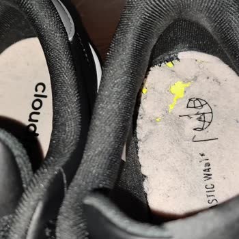 adidas Tabanı Parçalanmaya Başladı