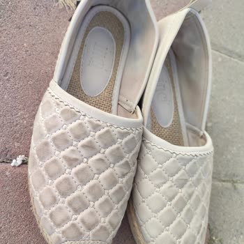 İnci Ayakkabı Rahatsızlığı Ve Bir Giymede Leke İçinde Kalması