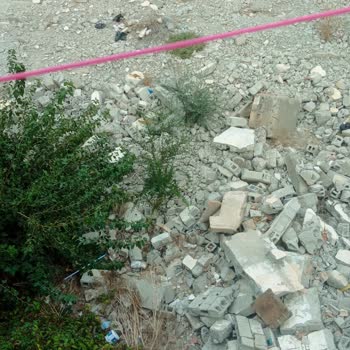 Toroslar Belediyesi Molozların Kalkmaması Ve Çöp Atılması