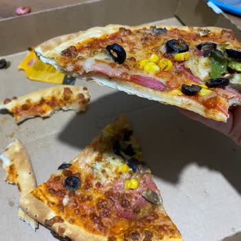 PizzaLazza'nın Getirdiği Pizza Kötü Durumda