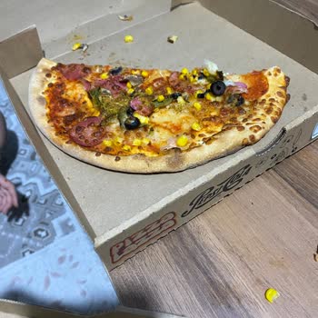 PizzaLazza'nın Getirdiği Pizza Kötü Durumda