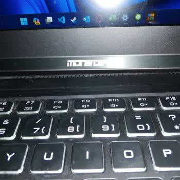 Monster Notebook Abra A7 V14.3.4 Menteşe Arızası