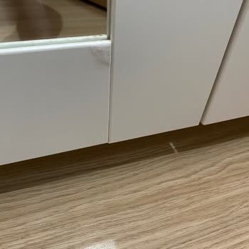 IKEA İslak Bezle Silinmesine Rağmen Gardırop Kabardı