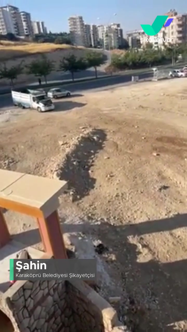 Karaköprü Belediyesi Görüntü Kirliliği, Kışın Çamurdan Girilmiyor Binaya videonun kapak resmi