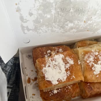 Boşnak Börekçi Börek Kutusunun İçinden Böcek Çıkması