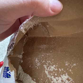 Macro Center'dan Böceklenmiş Un Paketi.