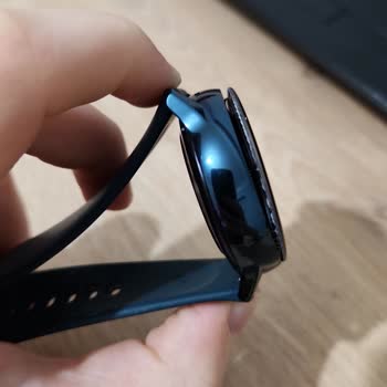 Samsung Akıllı Saatin Ekranı Yerinden Çıkıyor