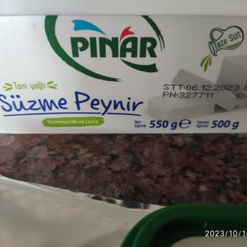 Pınar Et ve Süt Kutusunda Küflenmiş Süzme Peynir