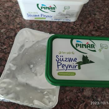 Pınar Et ve Süt Kutusunda Küflenmiş Süzme Peynir
