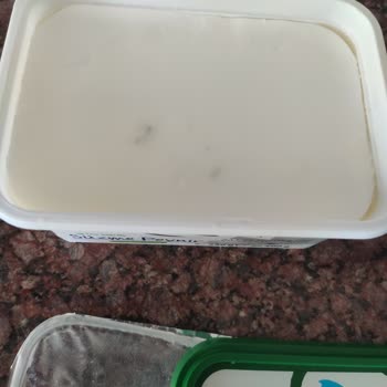 Pınar Et ve Süt Kutusunda Küflenmiş Süzme Peynir