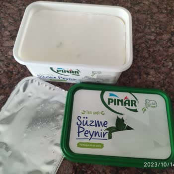 Pınar Et ve Süt Kutusunda Küflenmiş Süzme Peynir