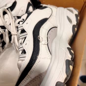 Skechers Yanlardan Dikiş Atması