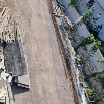 Başiskele Belediyesi Yol Kenarlarında Duran Demirler