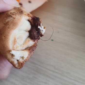 Trendyol Yemek PizzaLazza Siparişimin İçinden Kıl Çıktı