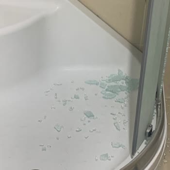 Shower Duşakabin Camının Patlaması