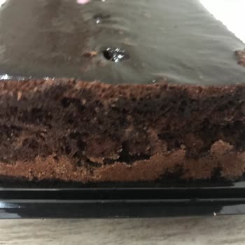 Özsüt Çikolatalı Pasta Beyaz Pütürler Var