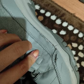 Skechers Mağazada Beklemiş Yatık Ayakkabı Satıyor