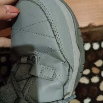Skechers Mağazada Beklemiş Yatık Ayakkabı Satıyor