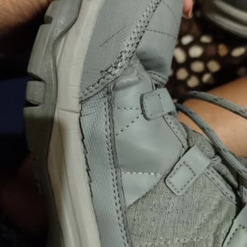 Skechers Mağazada Beklemiş Yatık Ayakkabı Satıyor