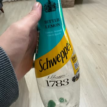 Schweppes Bitter Lemon Dibindeki Koyu Renkli Sıvı