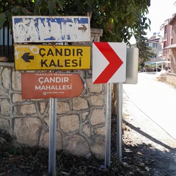 Toroslar Belediyesi Yol Yön Levhaları Çirkin Durumda