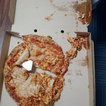 Yemeksepeti Yenemeyecek Kadar Dağılmış Pizzalar