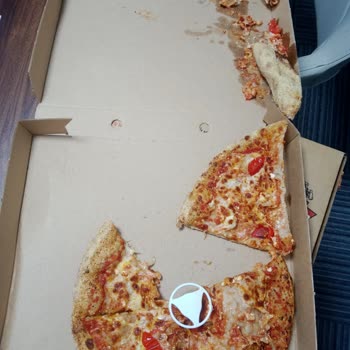Yemeksepeti Yenemeyecek Kadar Dağılmış Pizzalar