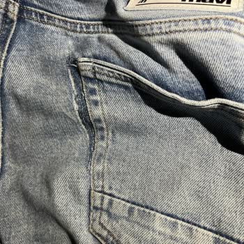 Mavi Pantolon Kendi Kendine Yırtılıyor