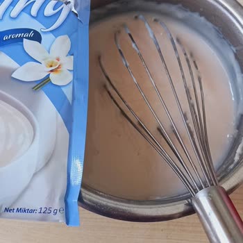 BİM Vanilyalı Puding Pembe Renk Çıktı