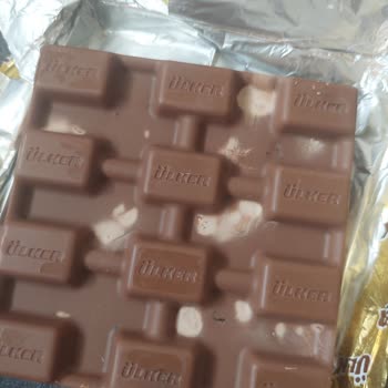 Ülker Fındıklı Üzümlü Bol Sütlü Çikolatanın Kurtlu Ve Bayat Çıkması