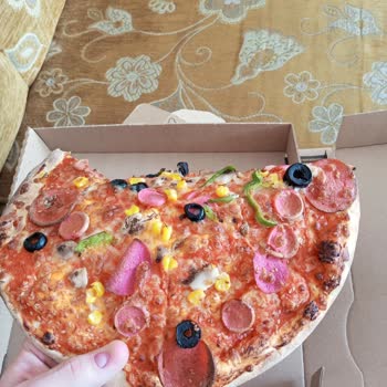 PizzaLazza Hem Sert Hem Soğuk Hem De Çok Küçük