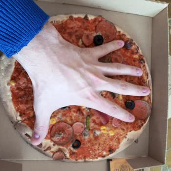 PizzaLazza Hem Sert Hem Soğuk Hem De Çok Küçük