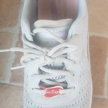 A101 Den Alınan Kadın Skechers Spor Ayakkabı İçinde Oluşan Deformasyon