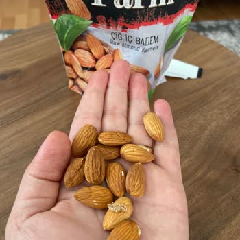 A101 Çiğ Badem İçi Kurtlanmış