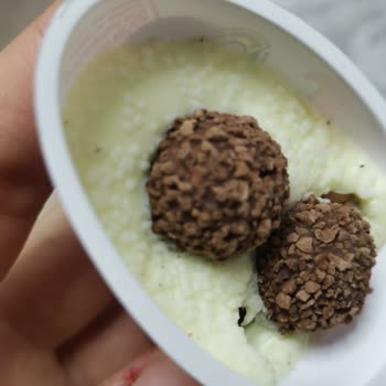Kinder Joy Yumurta Kreması Üzerinde Beyaz Noktalar Var