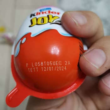 Kinder Joy Yumurta Kreması Üzerinde Beyaz Noktalar Var