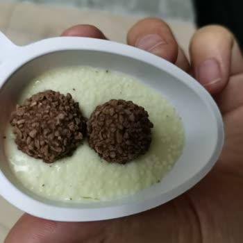 Kinder Joy Yumurta Kreması Üzerinde Beyaz Noktalar Var