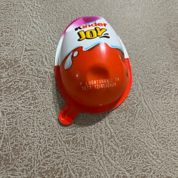 Kinder Joy Yumurta Kreması Üzerinde Beyaz Noktalar Var
