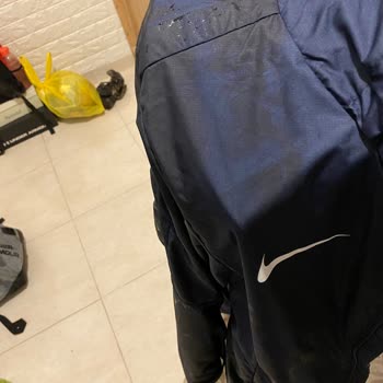 Nike Su Geçirmez Özellikli Yağmurluk Su Aldı