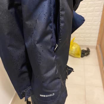 Nike Su Geçirmez Özellikli Yağmurluk Su Aldı