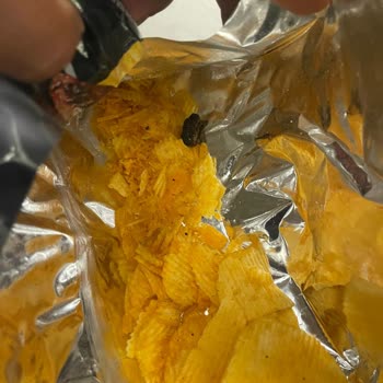 Ruffles Cipslerinde Siyah Parçalar Var