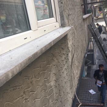 TurkNet Sokağa Binamı Delik Delerek İnternet Kablosu Çekiyor