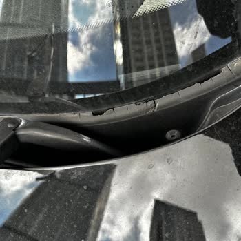 BMW 1.16d Front Windshield Seal Melting, Rear Taillight Malfunction, and Gear Knob Peeling