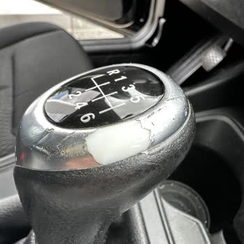 BMW 1.16d Front Windshield Seal Melting, Rear Taillight Malfunction, and Gear Knob Peeling