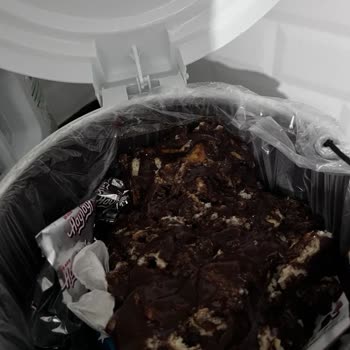 BİM Bozuk Süt Satıyor